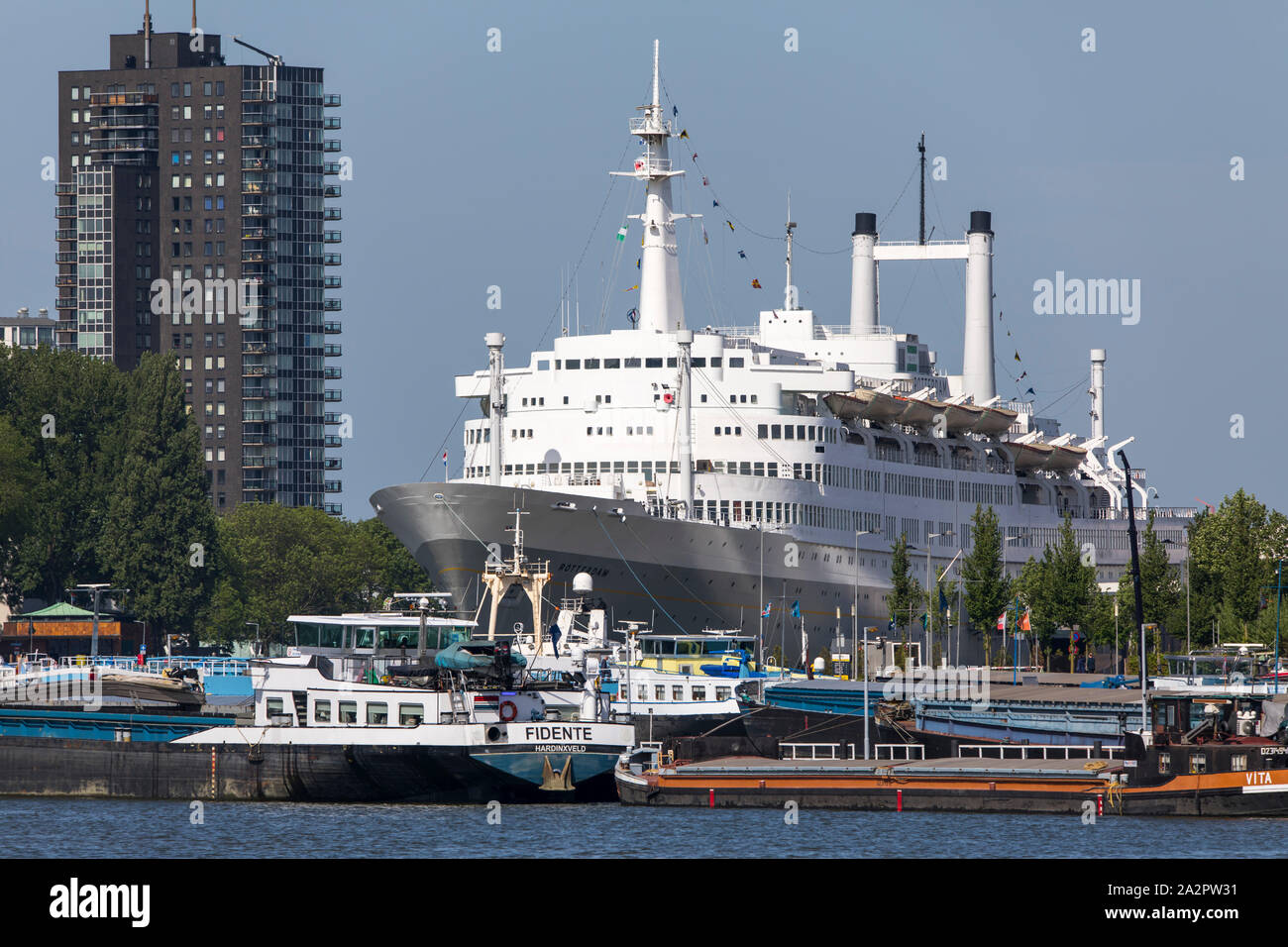 Der Hafen von Rotterdam, Niederlande, ehemalige Passagierschiff, die holland-amerika-Lijn, SS Rotterdam, liegt, wie ein Hotel Schiff in den Hafen, Stockfoto