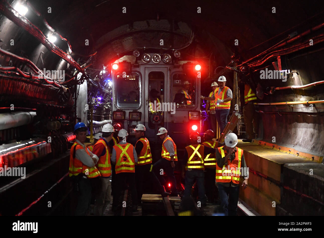 Gouverneur Andrew Cuomo Besuch des L Projekt tunnel Rehabilitation, New York, USA - 29 Sep 2019 - MTA Mitarbeiter innerhalb des L-Zug der U-Bahn Tunnel. Stockfoto