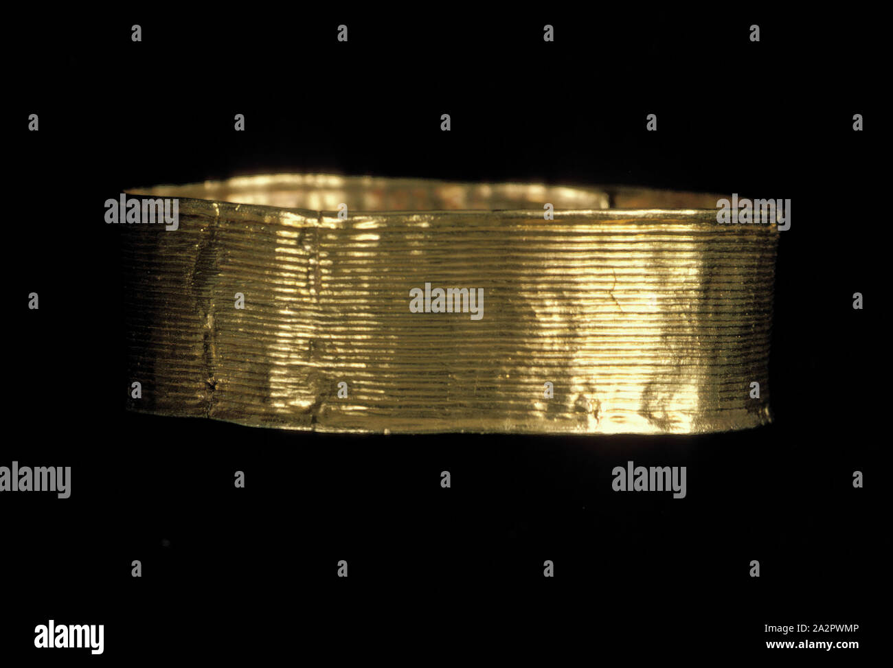 Irische, gerillte Band, 1200/1000 BC, Gold, Durchmesser 6,1 cm (2 7/16 in.), Breite der Band 2,1 cm Stockfoto