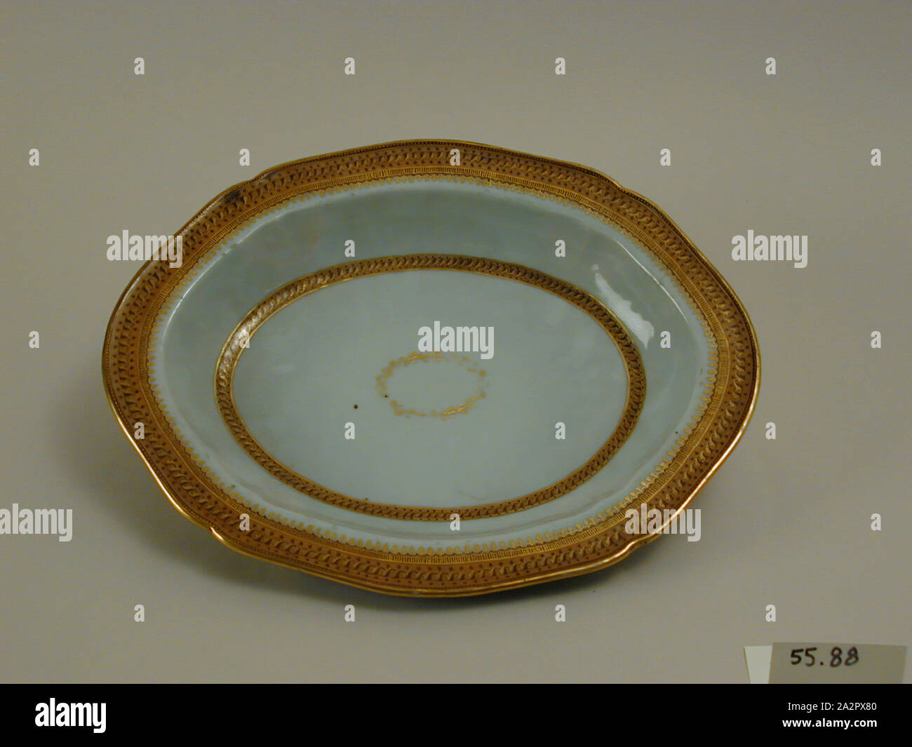 Unbekannt (Chinesisch), Einfügung für Gemüse, 1750/1800, verglaste Hartporzellan mit mehrfarbigem Emaille und Vergoldung, 1 5/8 x 11 7/8 x 9 1/2 in. (4,1 x 30,2 x 24,1 cm Stockfoto