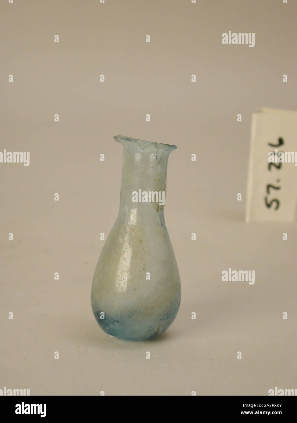 Roman, Flasche, 1. Jahrhundert AD, Glas, H2 5/8 (6,7 cm) Durchmesser 1 1/8 (2,9 cm Stockfoto