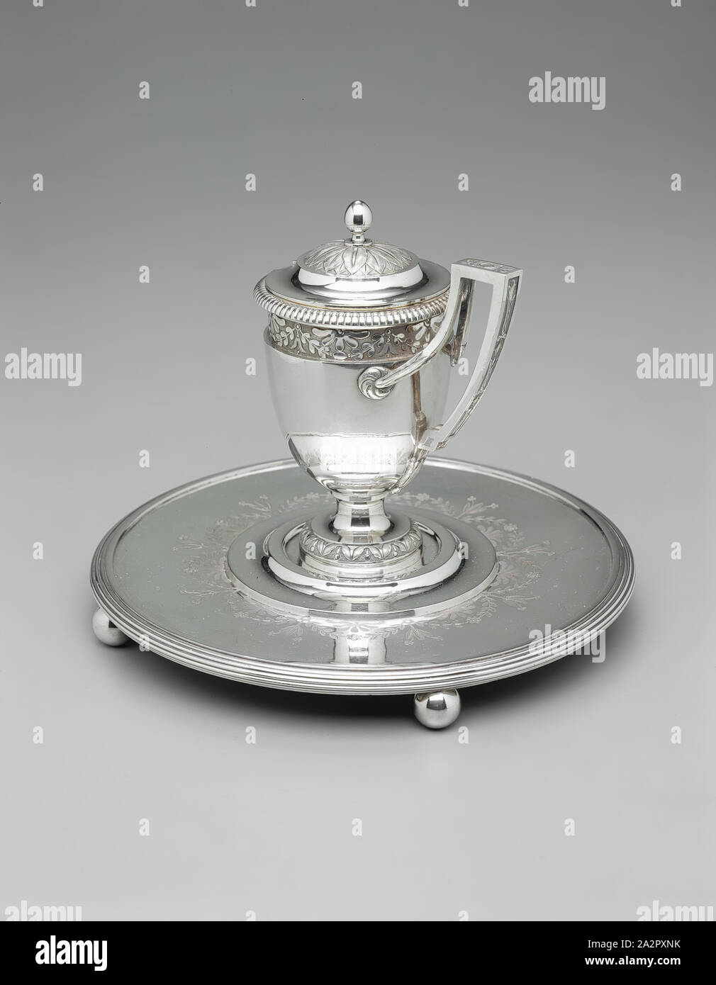 Henri Auguste, Französischer, 1759-1816, Senf Topf mit Deckel und Stand zwischen 1789 und 1790, Silber, Gesamt: 6 x 7 3/4 Zoll (15,2 × 19,7 cm Stockfoto