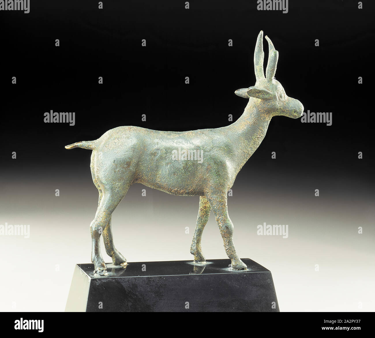 Griechische, Hellenistische Bronzestatuette eines Rehe, 2.Jahrhundert v. Chr., Bronze, 3 5/8 x 3 3/4 in Stockfoto