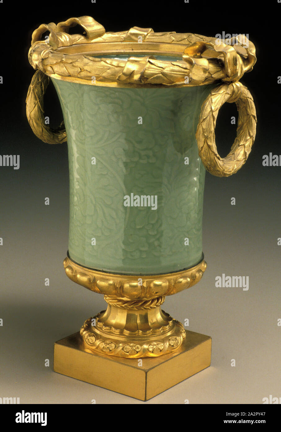 Unbekannt (Chinesisch), Vase mit Halterungen, Ca. 1780, Porzellan mit goldblech Mounts, Gesamt: 12 5/8 x 8 1/4 Inch (32,1 × 21 cm Stockfoto