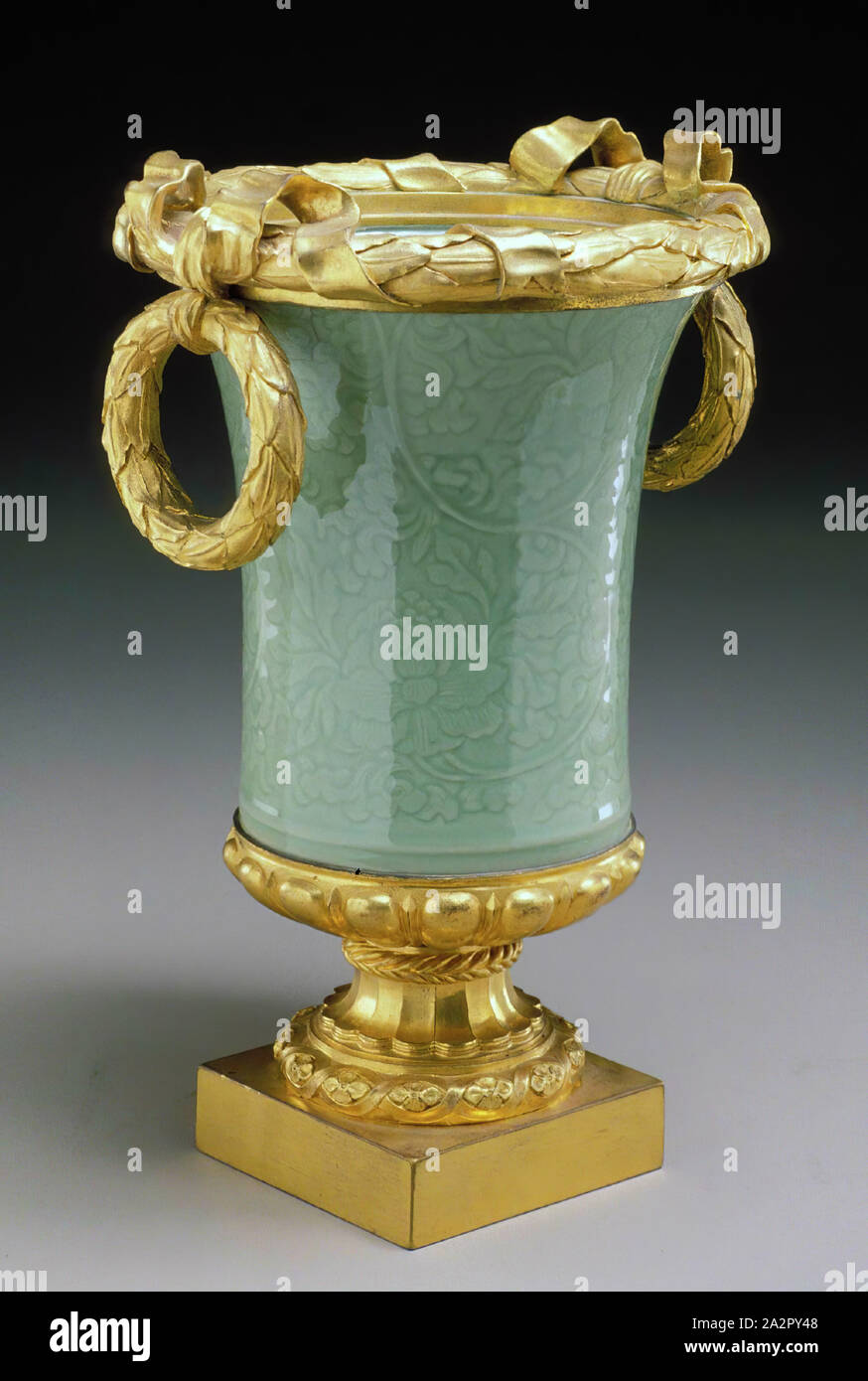 Unbekannt (Chinesisch), Vase mit Halterungen, Ca. 1780, Porzellan mit goldblech Mounts, Gesamt: 12 3/8 x 8 1/4 Inch (31,4 × 21 cm Stockfoto