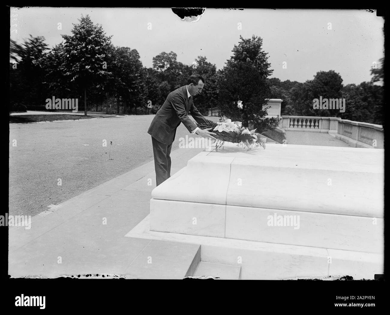 R.L. Kammern, Plätze, einen Kranz auf dem Grab des unbekannten Soldaten in Arlington Nat'l Friedhof, während die Nat'l Konvent von Behinderten Amer. Veteranen ist unter Einhaltung einer Frist von Stille in Salt Lake City. Der Kranz wurde auf genau 12:30 Uhr Eastern Standard Time, 23. Juni platziert Die Zeremonie erweiterte übersee, wo Kränze auf dem Grab des unbekannten Soldaten in Paris, Brüssel, London und Rom Stockfoto