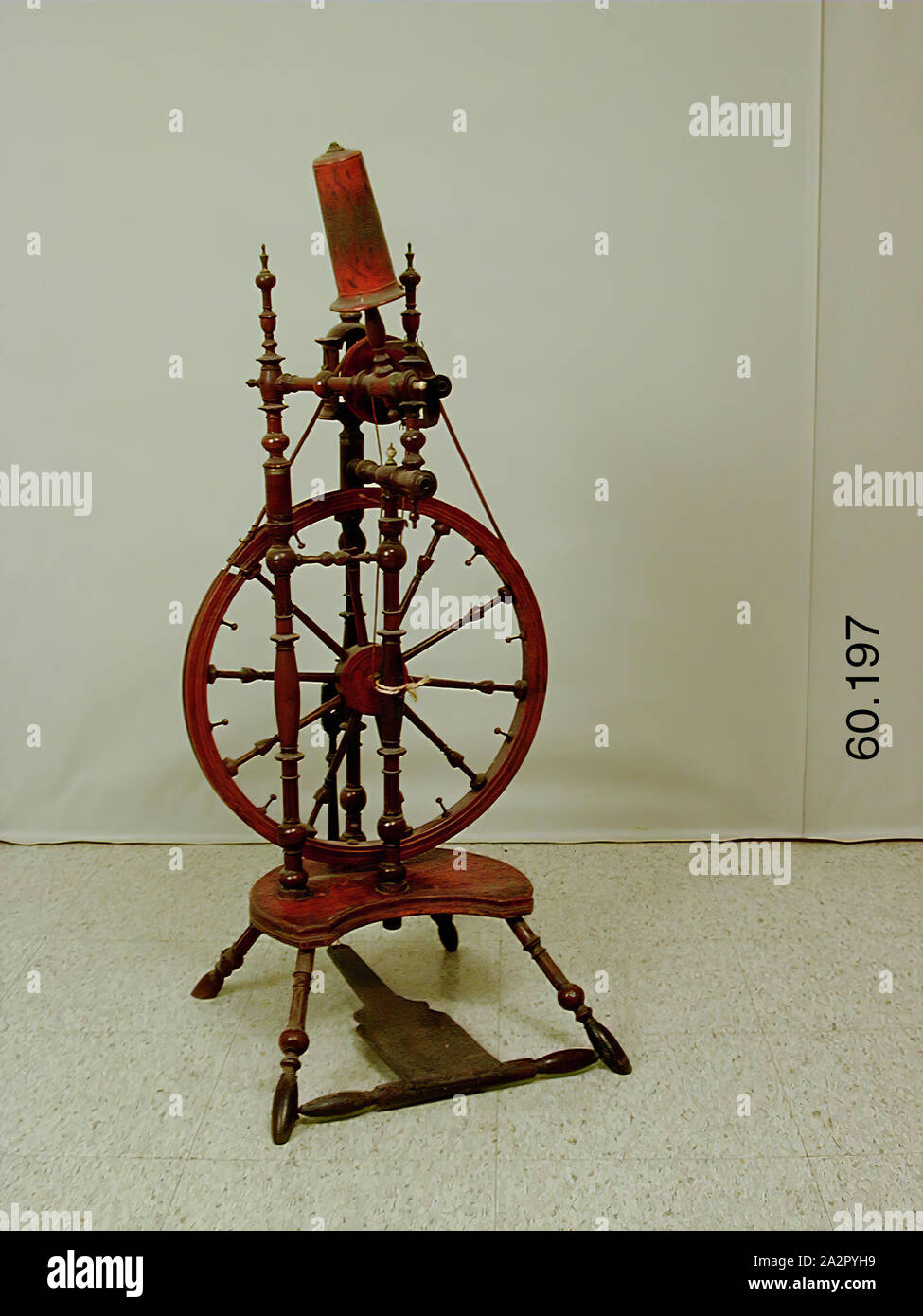 Unbekannt (Französisch), Spinnrad, 18. Jahrhundert, 38 1/2 x 17 5/8 x 17 in. (97,8 x 44,8 x 43,2 cm Stockfoto