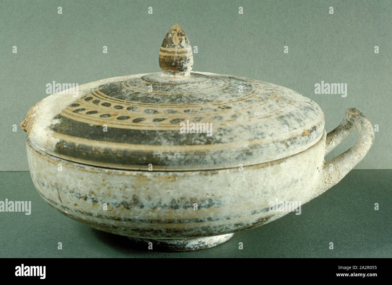 Peucetian, Kursiv, Lekanis, 5. Jahrhundert v. Chr., Steingut, Durchmesser und Höhe mit Deckel Stockfoto