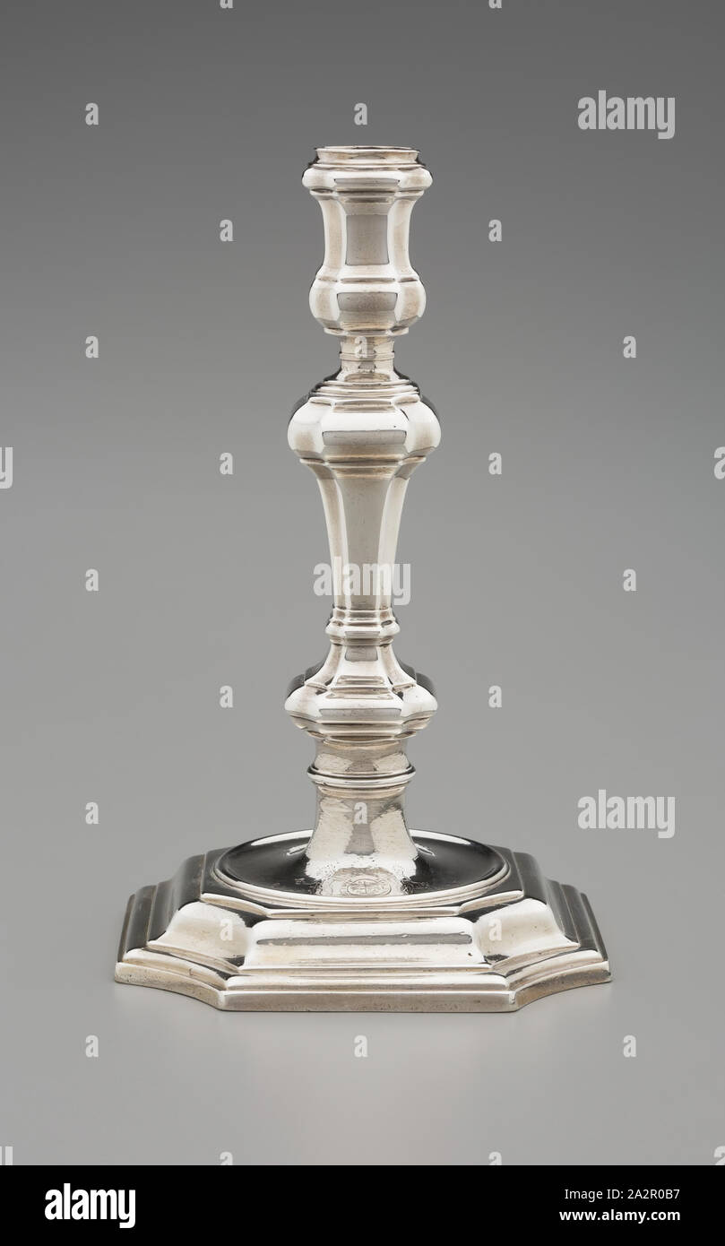 Paul Lamerie, Englisch, 1688-1751, Leuchter, zwischen 1734 und 1735, Silber, Gesamt: 9 1/8 x 5 1/2 x 5 1/2 Zoll, 918.1 g (23,2 × 14 × 14 cm, 2 Pfund 0,4 Unzen Stockfoto