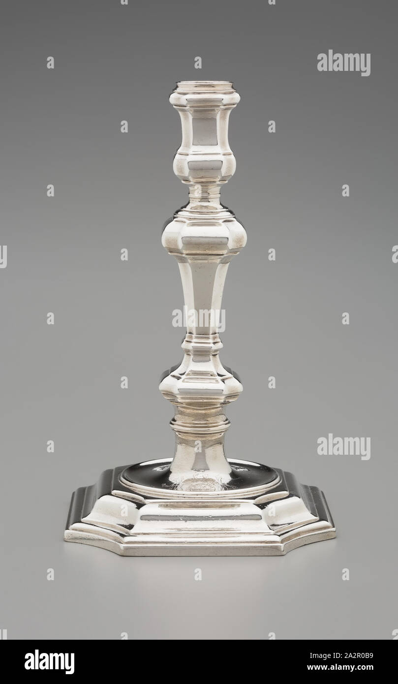 Paul Lamerie, Englisch, 1688-1751, Leuchter, zwischen 1734 und 1735, Silber, Gesamt: 9 1/8 x 5 1/2 x 5 1/2 Zoll, 909.2 g (23,2 × 14 × 14 cm, 2 Pfund 0,1 Unzen Stockfoto