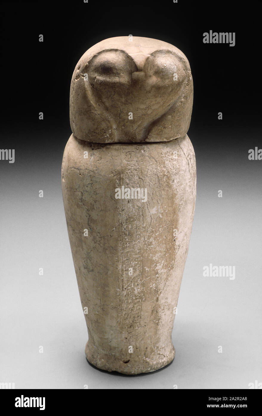 Ägyptische, Canopic Jar mit Falcon's Kopf, 1080/720 BC, Kalkstein, 17 1/4 x 6 13/16-in.-Diam. (43,8 x 17,3 cm Stockfoto