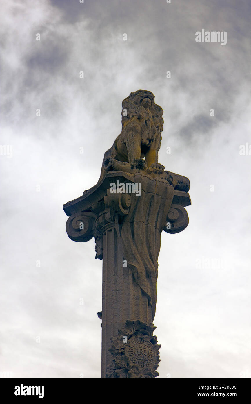 Der Löwe auf der oben in der Spalte - Denkmal für die Heroischen Verteidiger von Girona 1808 vom Französischen Stockfoto