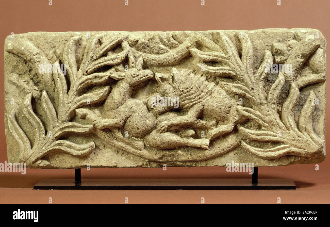 Koptische, ägyptischen, Linderung von Lion anzugreifen ein Hirsch, 400/600 AD, geschnitzte Kalkstein, 9 x 20 7/8x3 5/8 in Stockfoto