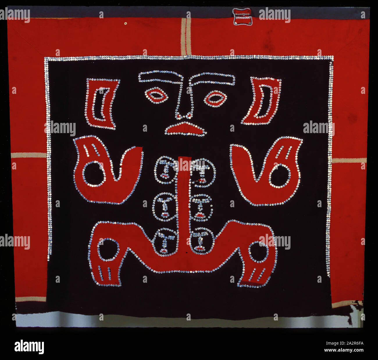 Tlingit, Native American, Schaltfläche Decke, zwischen 1800 und 1900,  Wolle, Knöpfe (evtl. Perlmutt), Gesamt: 53×67 1/2 Zoll (134,6 × 171,5 cm  Stockfotografie - Alamy