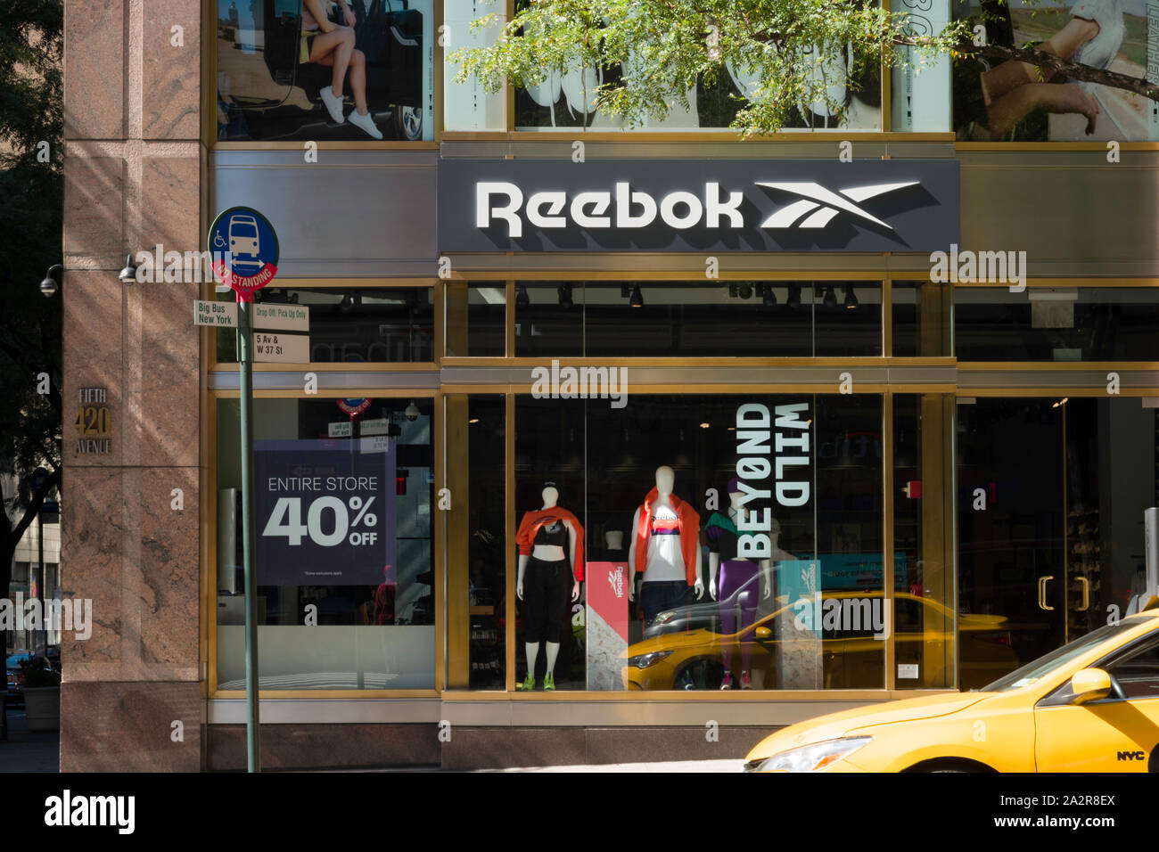 Reebok Storefront auf der Fifth Avenue in New York City, USA Stockfoto