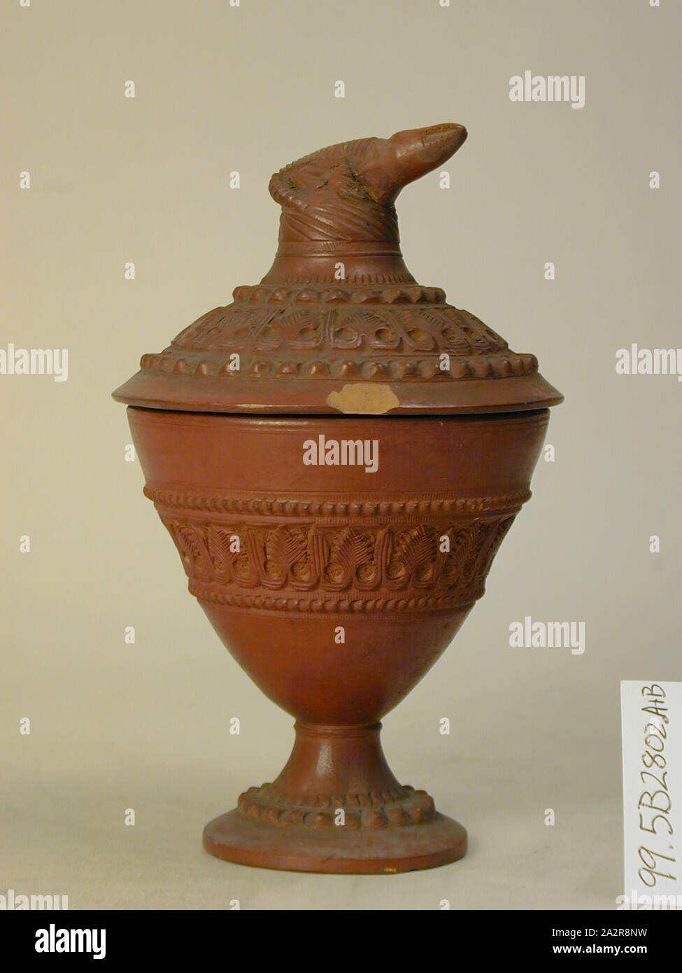 Islamische, ägyptischen, überdachte Kelch, aus dem 19. Jahrhundert, rot, terracotta, graviert, insgesamt mit Deckel: 7 3/8 x 4 3/8 Inch (18,7 × 11,1 cm Stockfoto