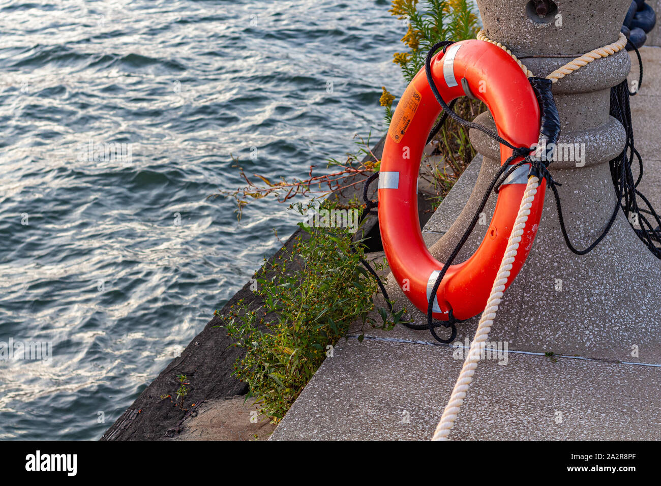 Orange Lebensretter Gebunden durch das Wasser Stockfoto