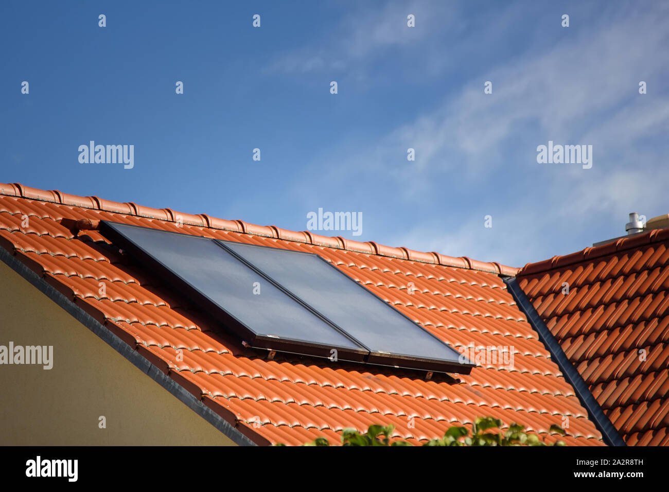 Häuser der alten Konstruktion mit neue Dächer und Solaranlagen Stockfoto