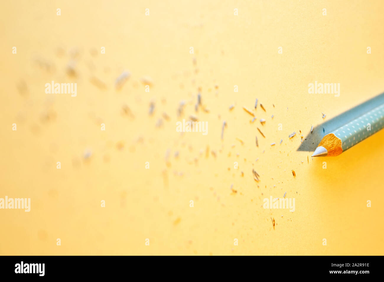 Geschliffen Holz Bleistift auf gelben Hintergrund, schöne Pencil shavings rund um Stockfoto