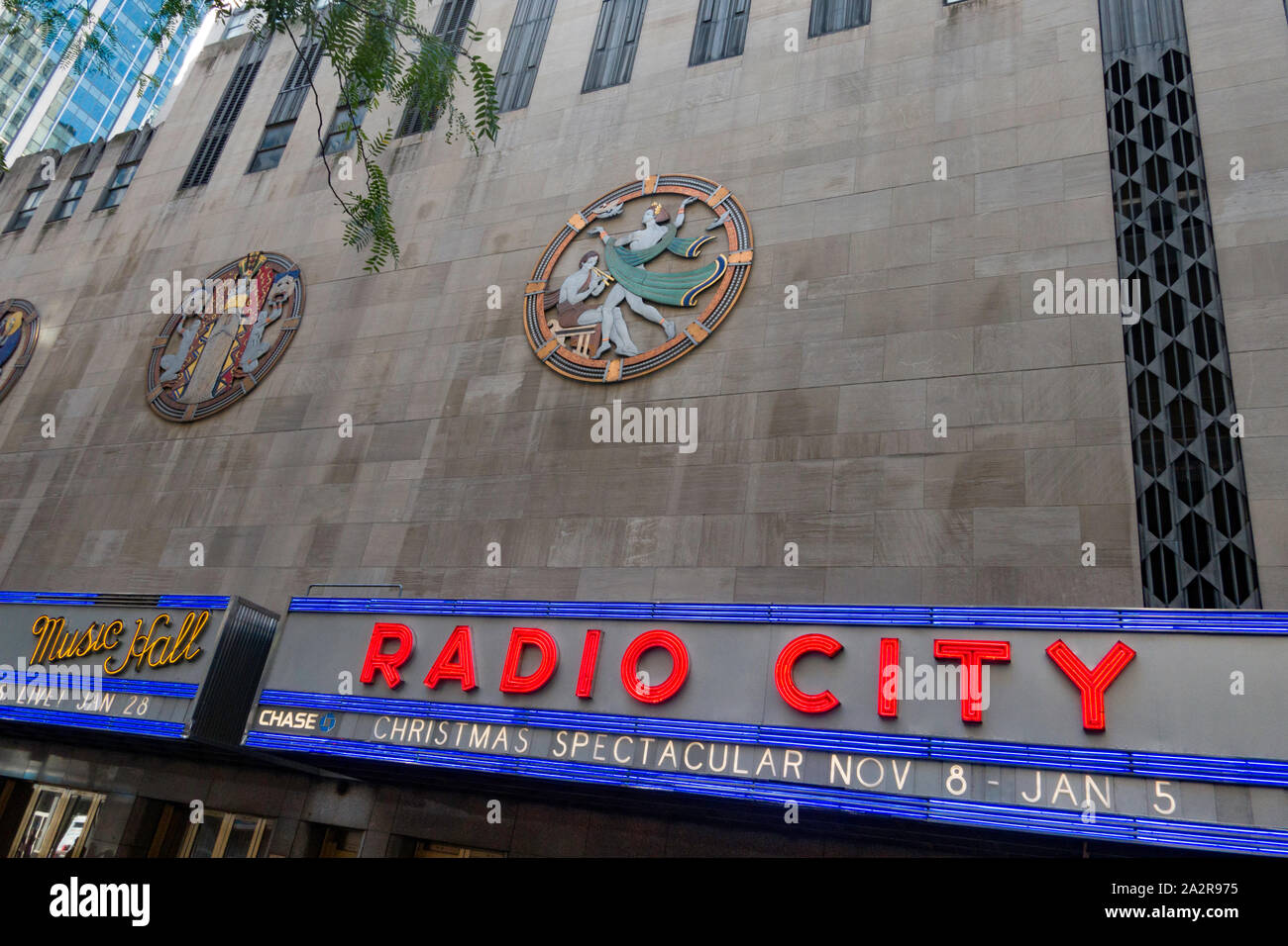 Detail, durchbrochenen Plaque, Tanz, Drama und Lied, Radio City Musik Hall, das Rockefeller Center, New York City Stockfoto