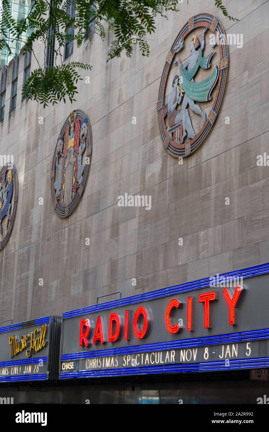 Detail, durchbrochenen Plaque, Tanz, Drama und Lied, Radio City Musik Hall, das Rockefeller Center, New York City Stockfoto