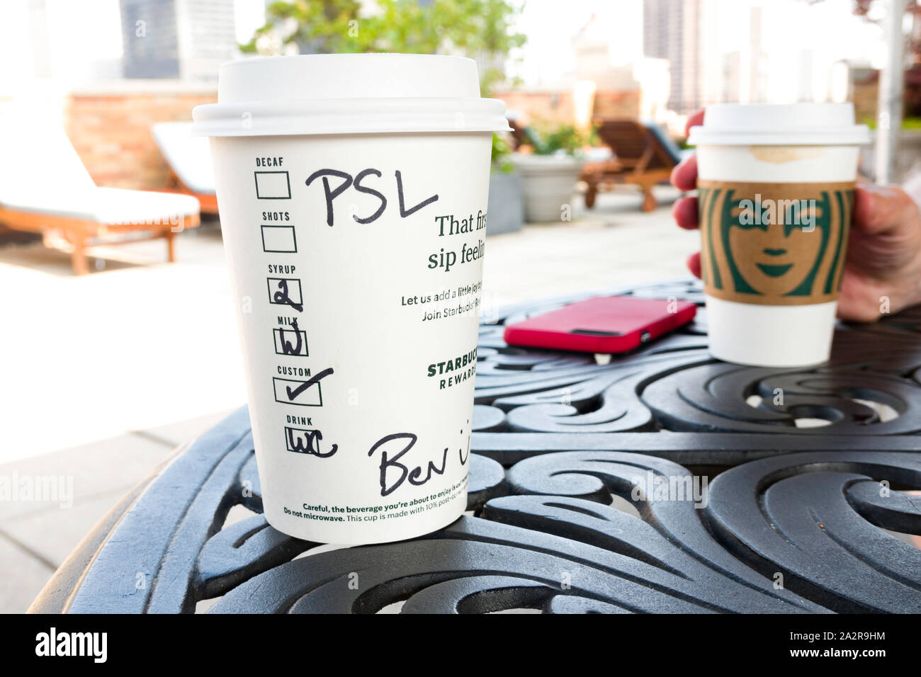 Starbucks Kaffee - Auf einer Terrasse Tisch gehen, USA Stockfoto