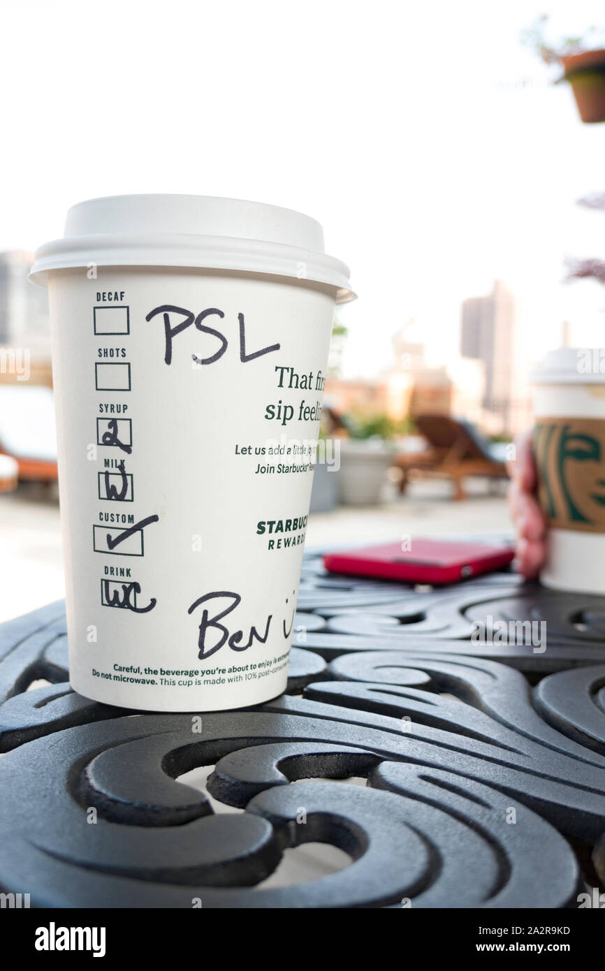 Starbucks Kaffee - Auf einer Terrasse Tisch gehen, USA Stockfoto