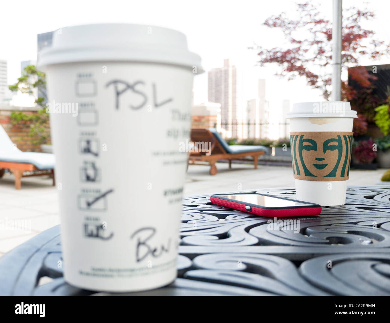Starbucks Kaffee - Auf einer Terrasse Tisch gehen, USA Stockfoto