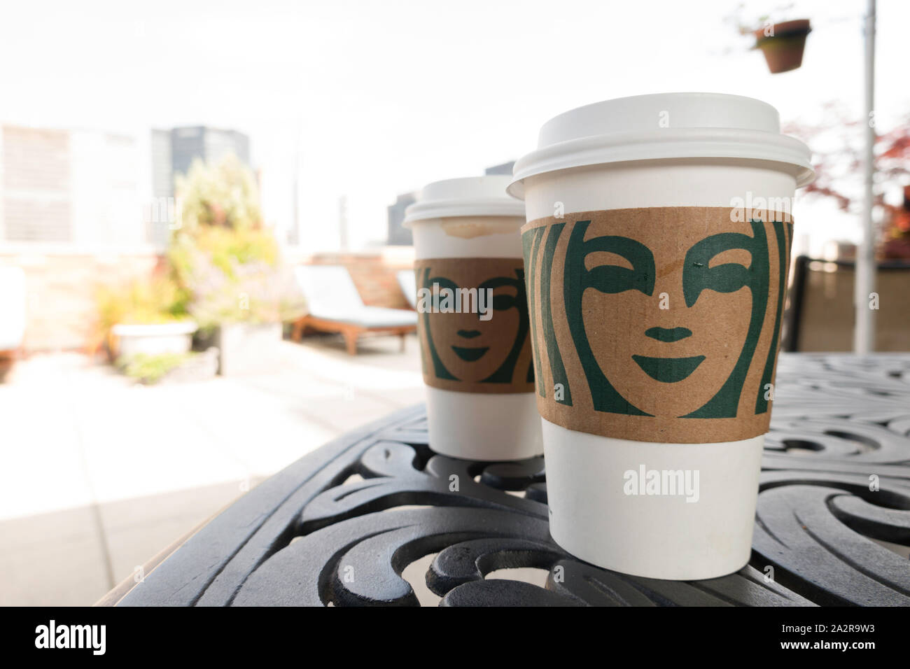 Starbucks Kaffee - Auf einer Terrasse Tisch gehen, USA Stockfoto