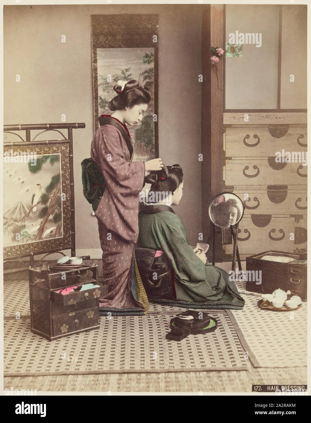 Unbekannt (Japanisch), Hair Dressing: Innenraum mit zwei Frauen, Ca. 1885, Hand - getönte albumen Print, Bild: 10 1/2 x 8 1/4 Inch (26,7 × 21 cm Stockfoto