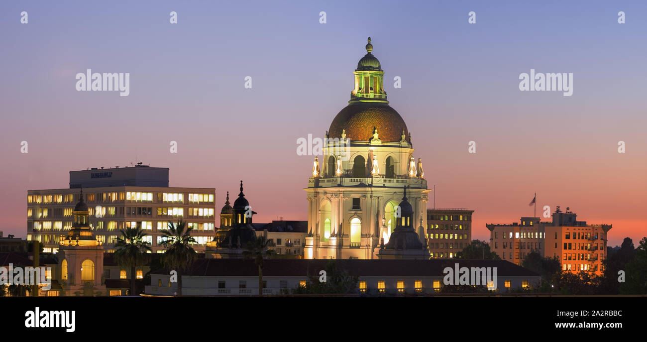 Das Pasadena City Hall in Los Angeles County wird in der Abenddämmerung gezeigt. Stockfoto