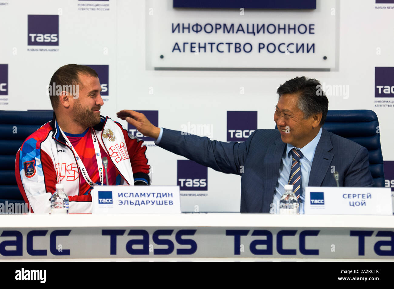 Moskau, Russland - OKTOBER 3, 2019: Sergey Tsoy und Islamutdin Eldarushev auf die Pressekonferenz der Internationalen Karate Turnier "Karate 1 - Premier League' am 03.10.2019 in TASS-Center, Moskau, Russland Stockfoto