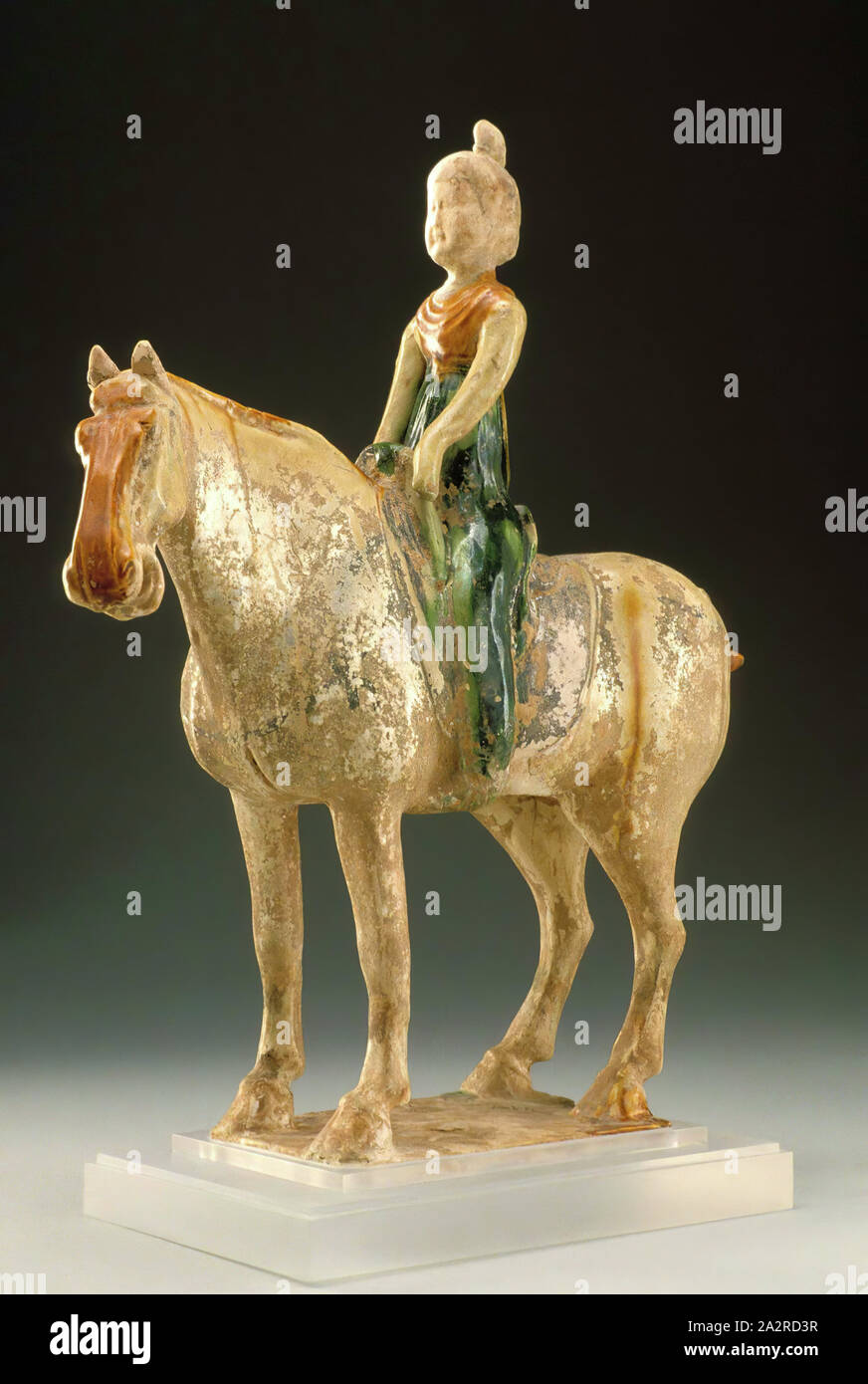Unbekannt (Chinesisch), Pferd und Reiter, aus dem 8. Jahrhundert, glasierte Irdenware, Höhe, exklusive Stand: 16 1/2 in. Stockfoto