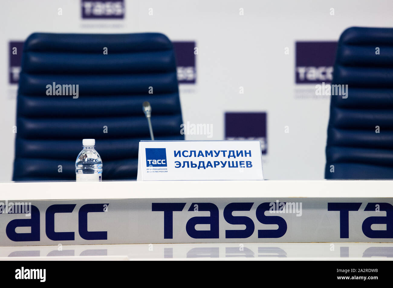 Moskau, Russland - OKTOBER 3, 2019: Islamutdin Eldarushev Karte auf den Tisch während der Pressekonferenz der Internationalen Karate Turnier "Karate 1 - Premier League' am 03.10.2019 in TASS-Center, Moskau, Russland Stockfoto