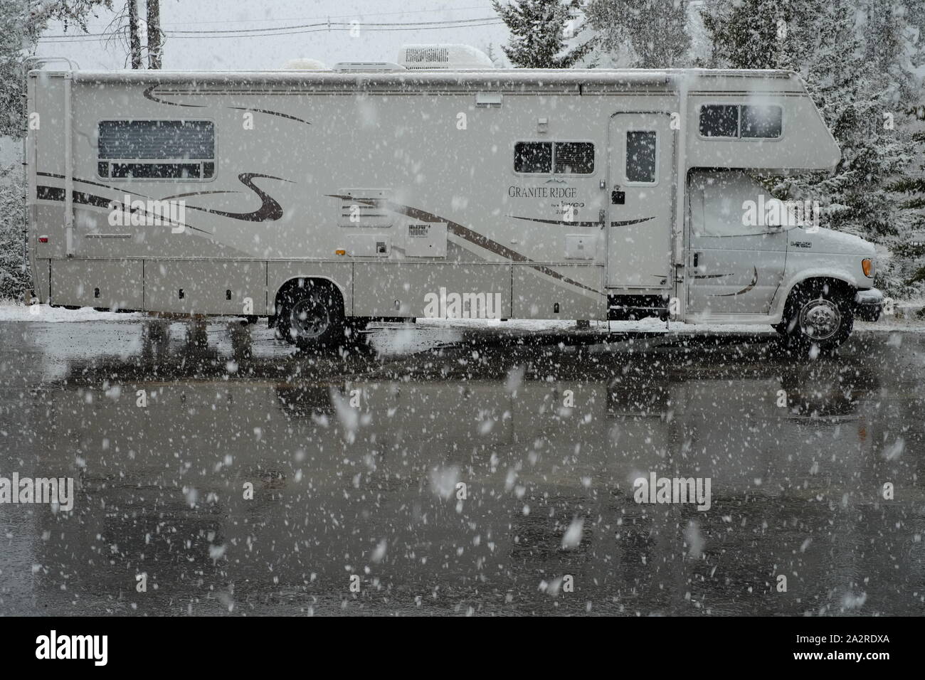 RV im Schnee Banff, British Columbia, Kanada Stockfoto