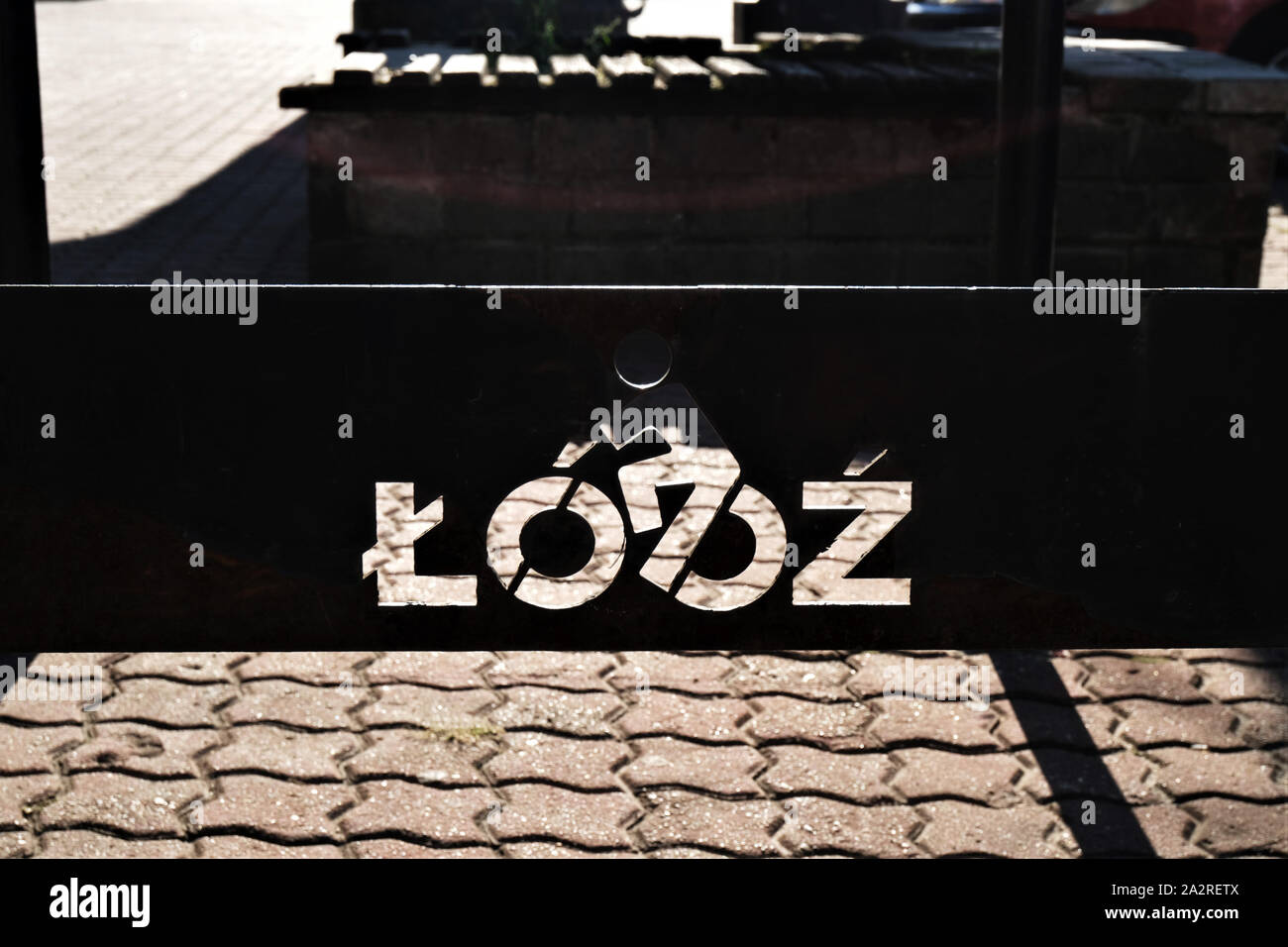 09/22/2019 in Lodz, Polen. Fahrradständer in der Stadt Innenstadt mit dem Logo der Stadt, die das Radfahren fördert Stockfoto