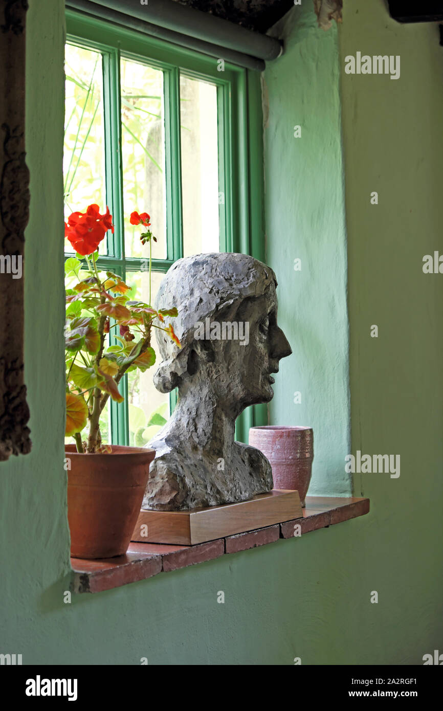 Büstenskulptur Porträt der britischen Autorin Virginia Woolf von Töpfen auf einer Fensterbank in ihrem Haus Monks House in Rodmell in East Sussex England Stockfoto