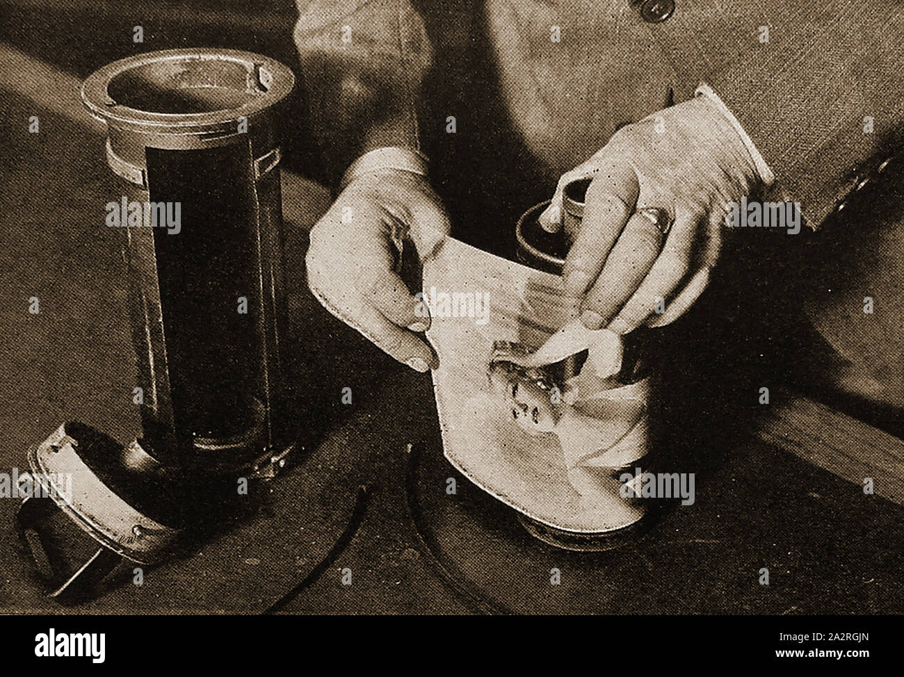 1940 s-A British Post Office Mitarbeiter Vorbereitung ein Foto zu senden per Telegraf (Kabel Bild oder wirephoto) Stockfoto