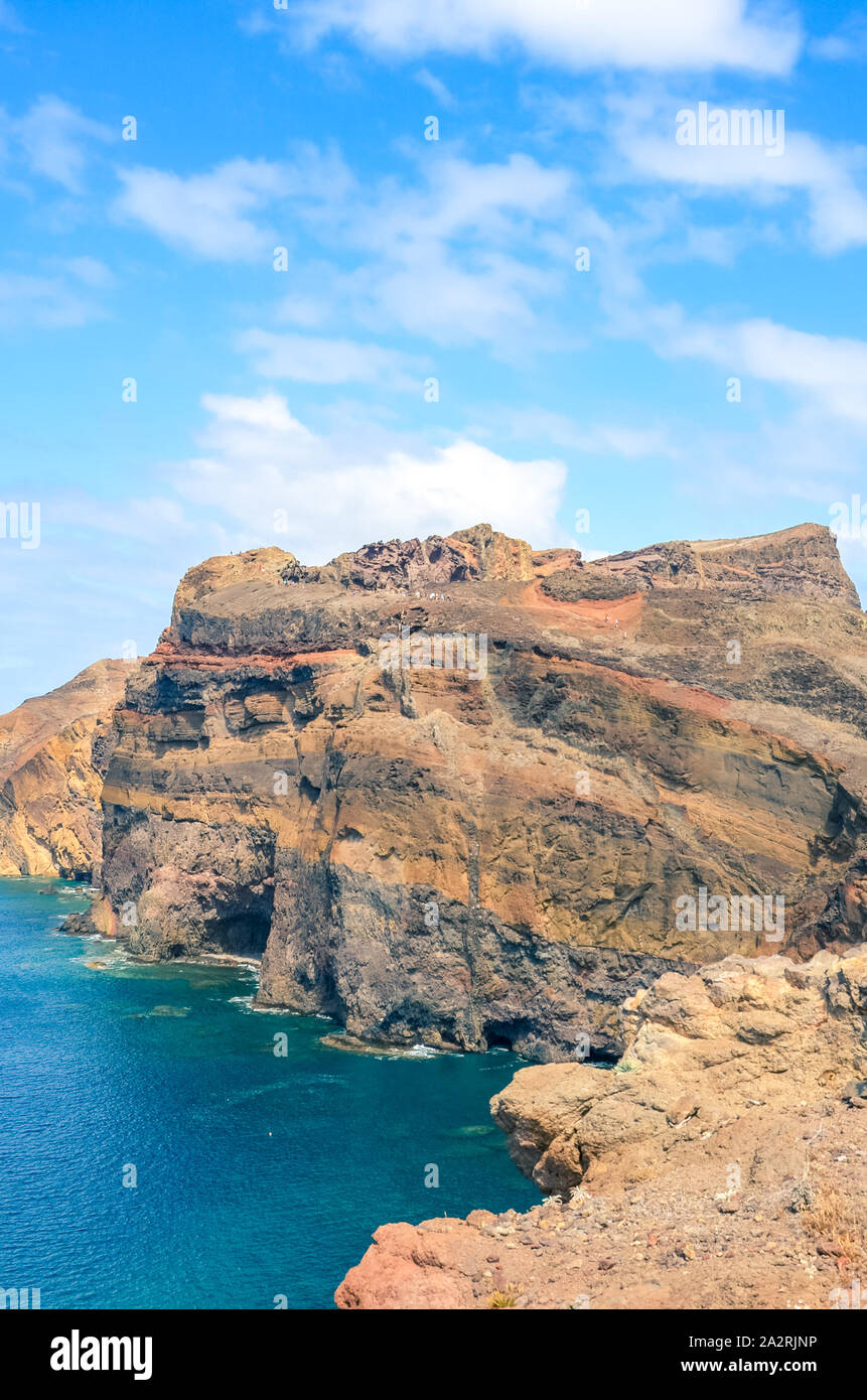 Atemberaubende Klippen in Ponta de Sao Lourenco, Madeira Island, Portugal auf vertikale Bild aufgenommen. Der östlichste Punkt der Insel Madeira, vulkanische Landschaft, die durch den Atlantik. Stockfoto