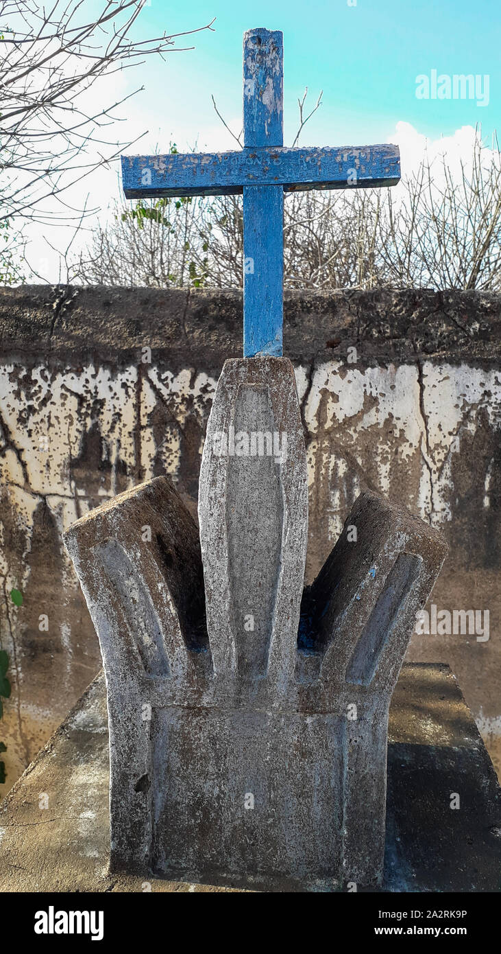 Details eines Grabes in einem alten Friedhof im Inneren von Piauí, ein brasilianischer Bundesstaat und wirklich Dürre und armen Region liegt. Blaues Kreuz aus Holz Stockfoto