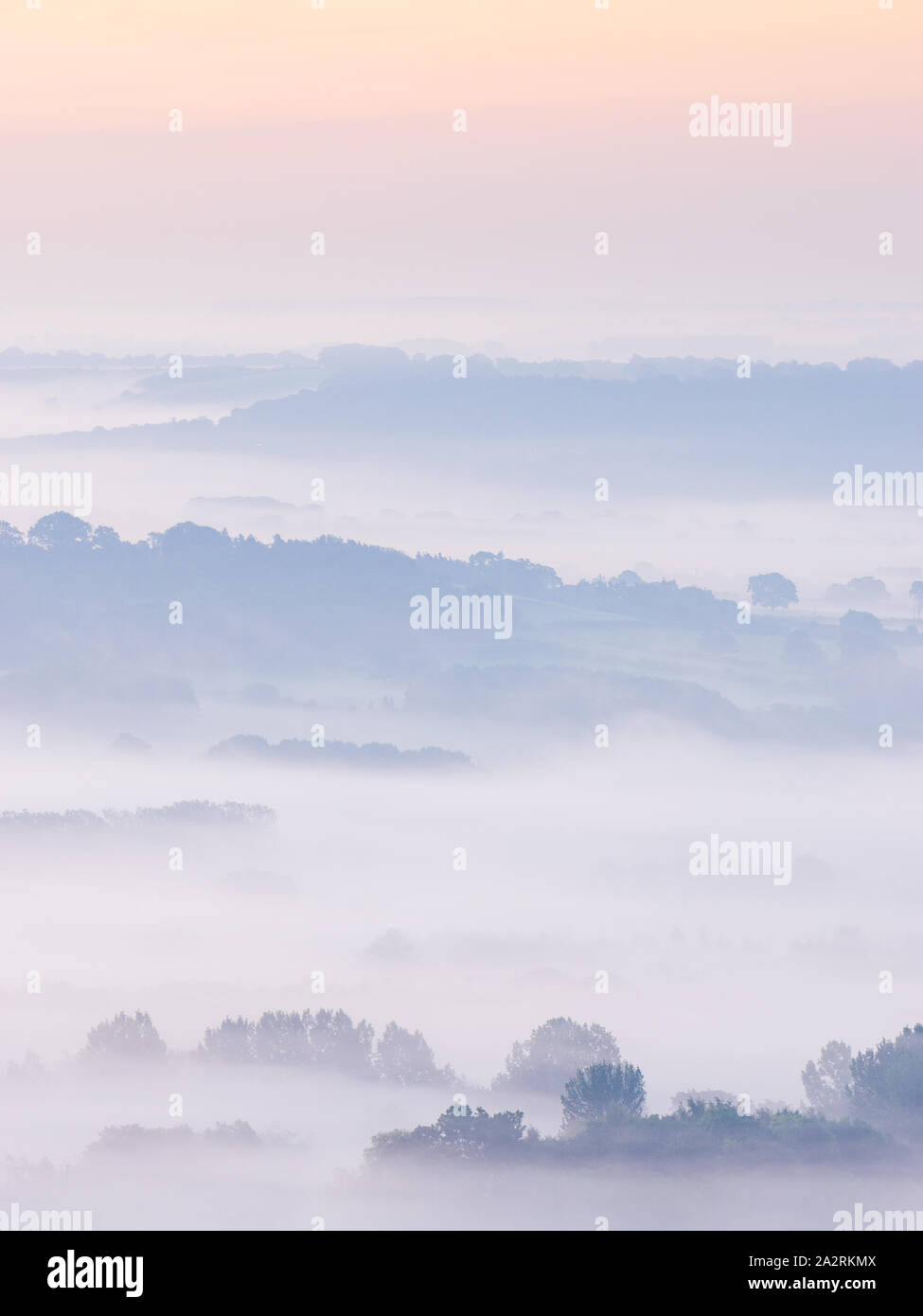 Untere Wharfedale ist eingehüllt in Nebel während einer schönen Herbst Sonnenaufgang, Layer anlegen und Trennung in der Landschaft rund um das Harewood House. Stockfoto