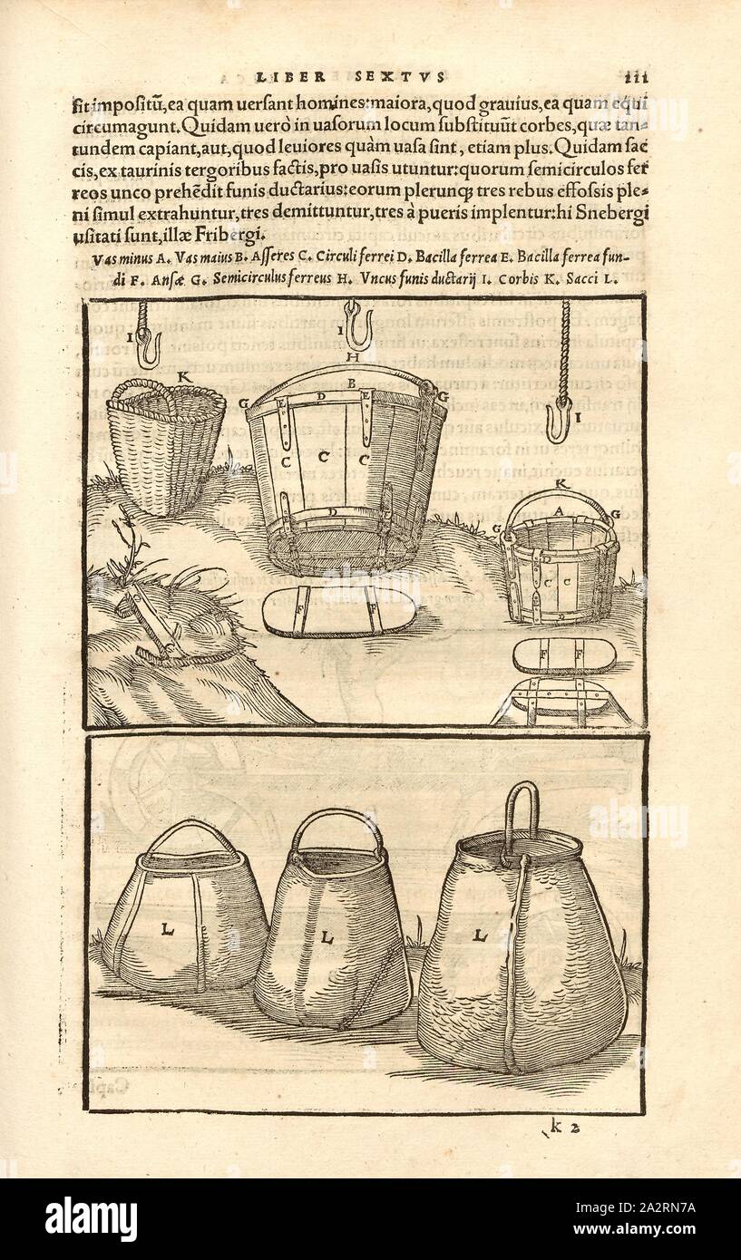 Fördergefässe 1, Oben: holzbottiche und Körbe, unten: Säcke, Holzschnitt, S. 111, (Liber sextus), Manuel, Hans Rudolf (graveur sur Bois), 1556, Georgius Agricola: De re metallica Libri XII: QUIBUS "officia" untereinander, Instrumenta, Machinae, ac Omnia ad denique metallicam spectantia, non Modo luculentissime describuntur, sed & pro Bildnisse (...). Basileae: [Froben], 1556 Stockfoto