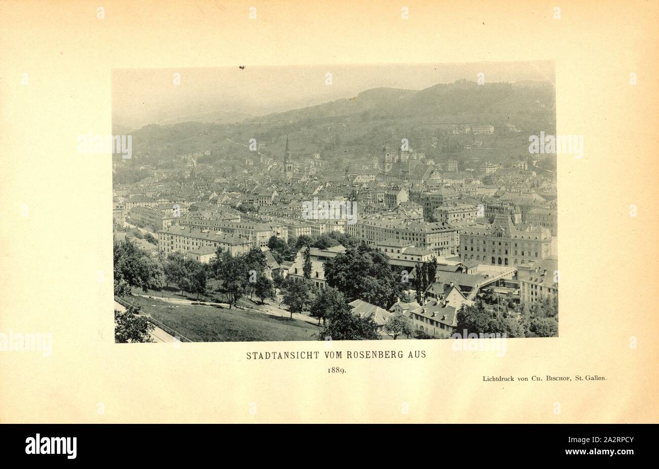 Blick auf die Stadt vom Rosenberg aus dem Jahre 1889, St. Gallen (Schweiz), unterzeichnet: Ch. Bischof, Frontispiz, Bischof, Ch (Imp.), 1889, Abschnitt St. Gallen des Schweizerischen Ingenieur- und Architekten-Vereins (Hg.): Altes und Neues aus der Stadt St. Gallen. Anlässlich der Hauptversammlung des Schweizerischen Ingenieur- und Architekten-Vereins bin 21. bis 23. September 1889. St. Gallen: Druck der Zollikofer'schen Buchdruckerei, 1889 Stockfoto