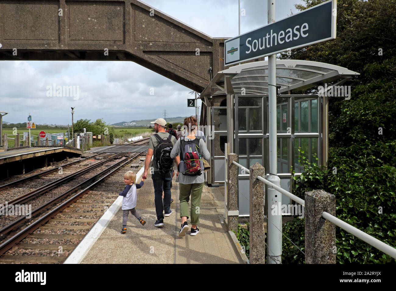 Familie mit Kind & Rucksäcke entlang Bahnsteig am Bahnhof Southease nach einem Zug von Brighton East Sussex UK KATHY DEWITT Stockfoto