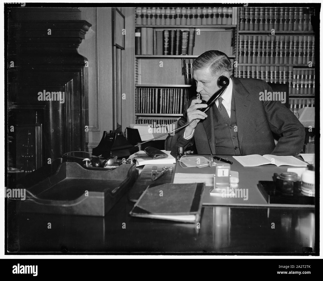 63 Meilenstein erreicht. Washington, D.C., Mai 2. Associate am Obersten Gericht Owen J. Roberts feierte seinen 63. Geburtstag heute, indem Sie seinem üblichen Routine. Er saß auf der Bank für das Gericht Montag descions und gehört auch zu den Argumenten wenn zwei Fälle. Er ist an seinem Schreibtisch kurz nach seiner Ankunft am Hof heute, 5/2/38 gezeigt Stockfoto