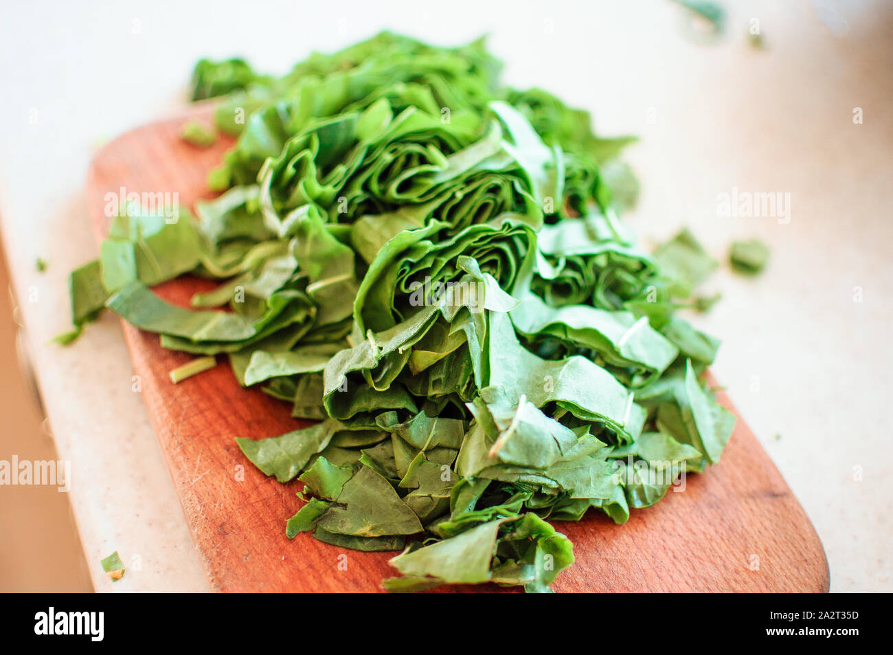 Frische organische Sauerampfer, pflanze Spinat heap auf Holztisch für Frühjahr grünes Gemüse Suppe und Salat. roh Sauerampfer Blätter Draufsicht grünes Gemüse backgrou Stockfoto