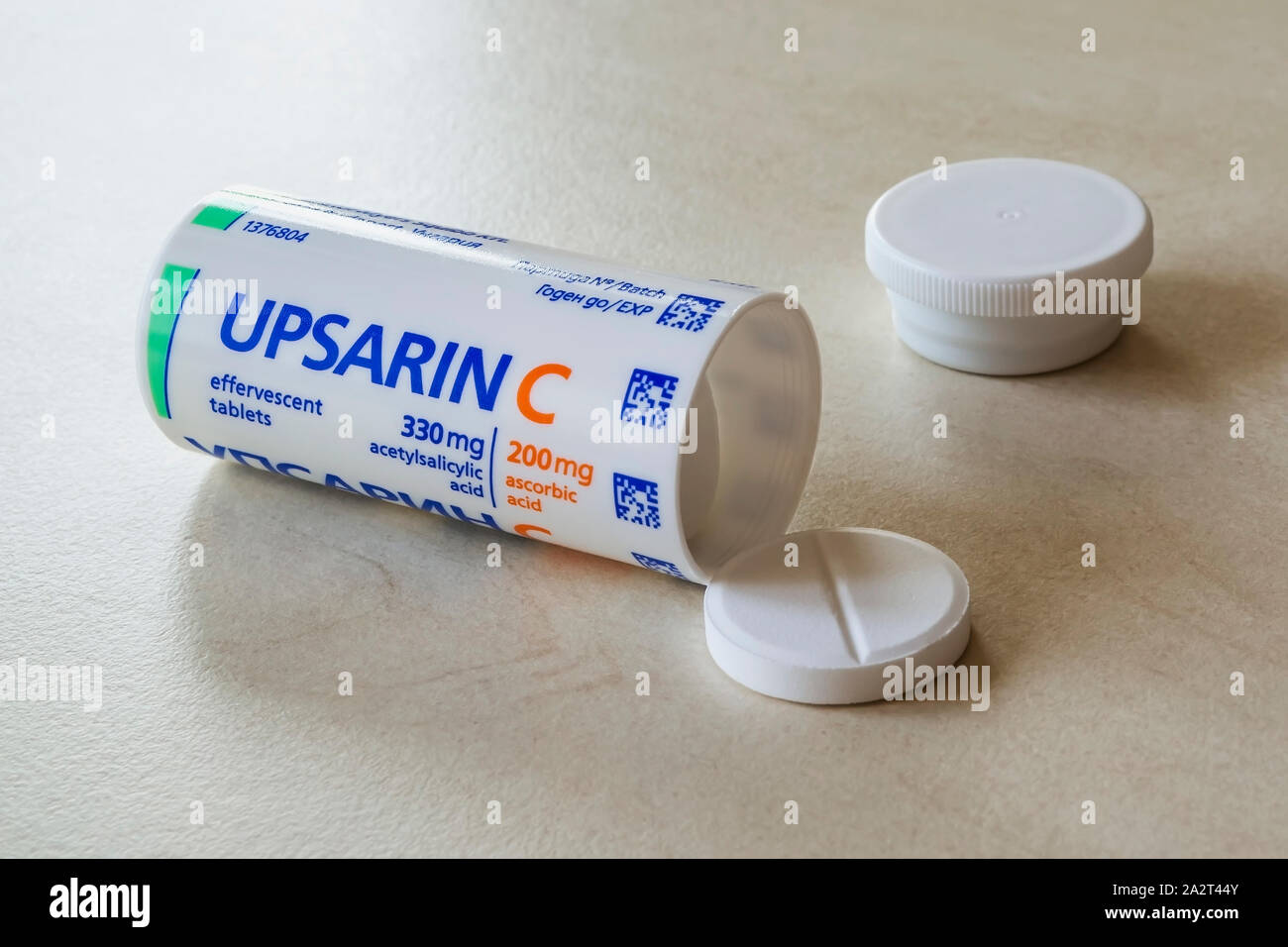Varna, Bulgarien, Oktober 02, 2019. Upsarin C fiebersenkende Tabletten auf einem weißen Tisch. Löslichen Brausetabletten Aspirin mit Vitamin-C-Pillen für Grippe und Kälte Stockfoto
