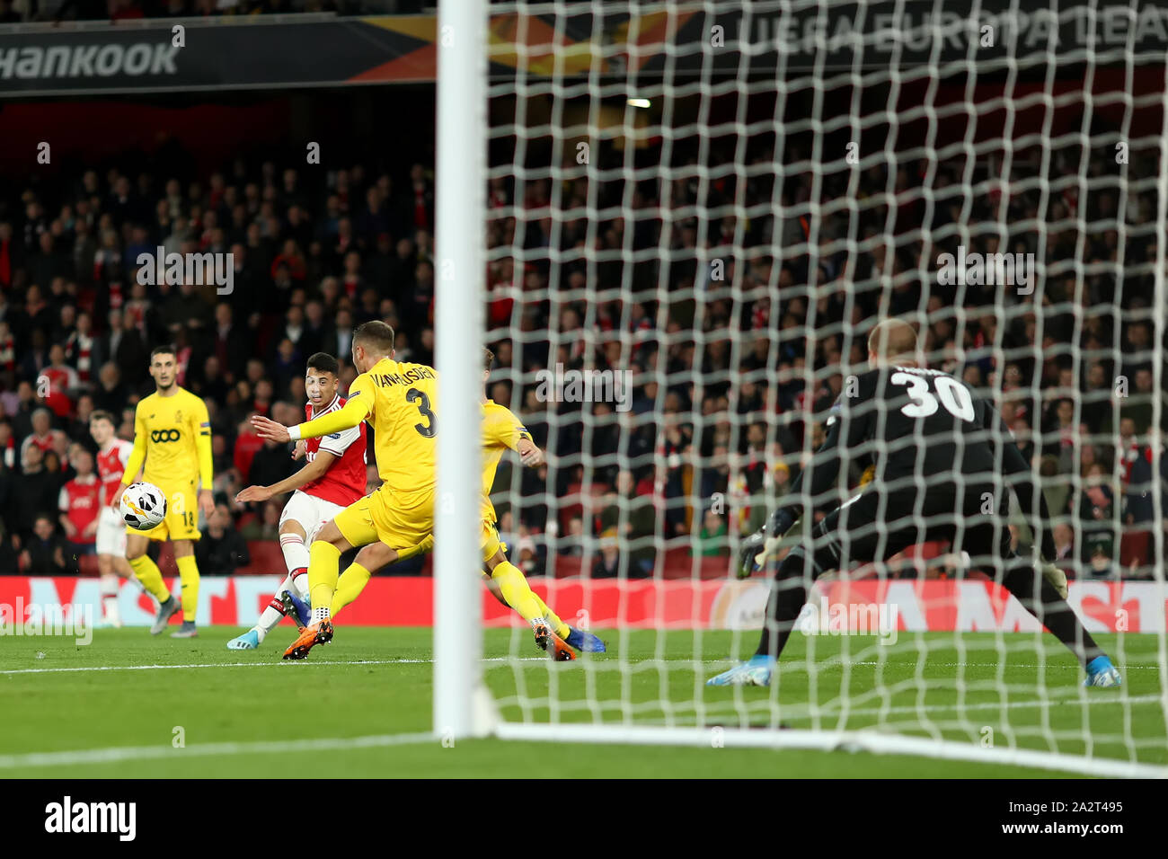 Emirates Stadium, London, UK. 3. Okt, 2019. UEFA Europa League, Arsenal gegen Standard Lüttich; Gabriel Martinelli von Arsenal schießt und Kerben für 2-0 in der 15 Minute - Redaktionelle Verwendung Credit: Aktion plus Sport/Alamy leben Nachrichten Stockfoto