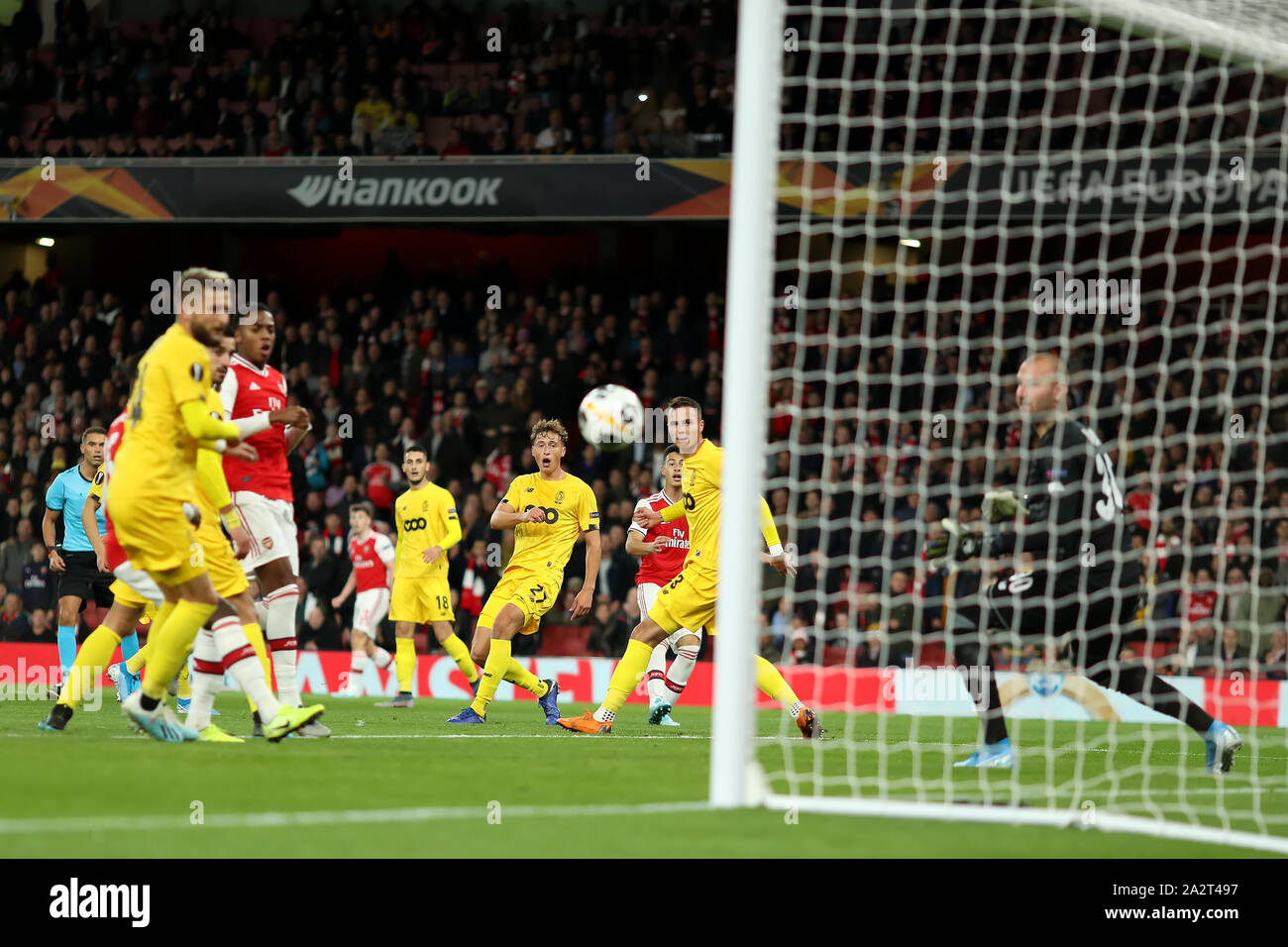 Emirates Stadium, London, UK. 3. Okt, 2019. UEFA Europa League, Arsenal gegen Standard Lüttich; Gabriel Martinelli von Arsenal schießt und Kerben für 2-0 in der 15 Minute - Redaktionelle Verwendung Credit: Aktion plus Sport/Alamy leben Nachrichten Stockfoto