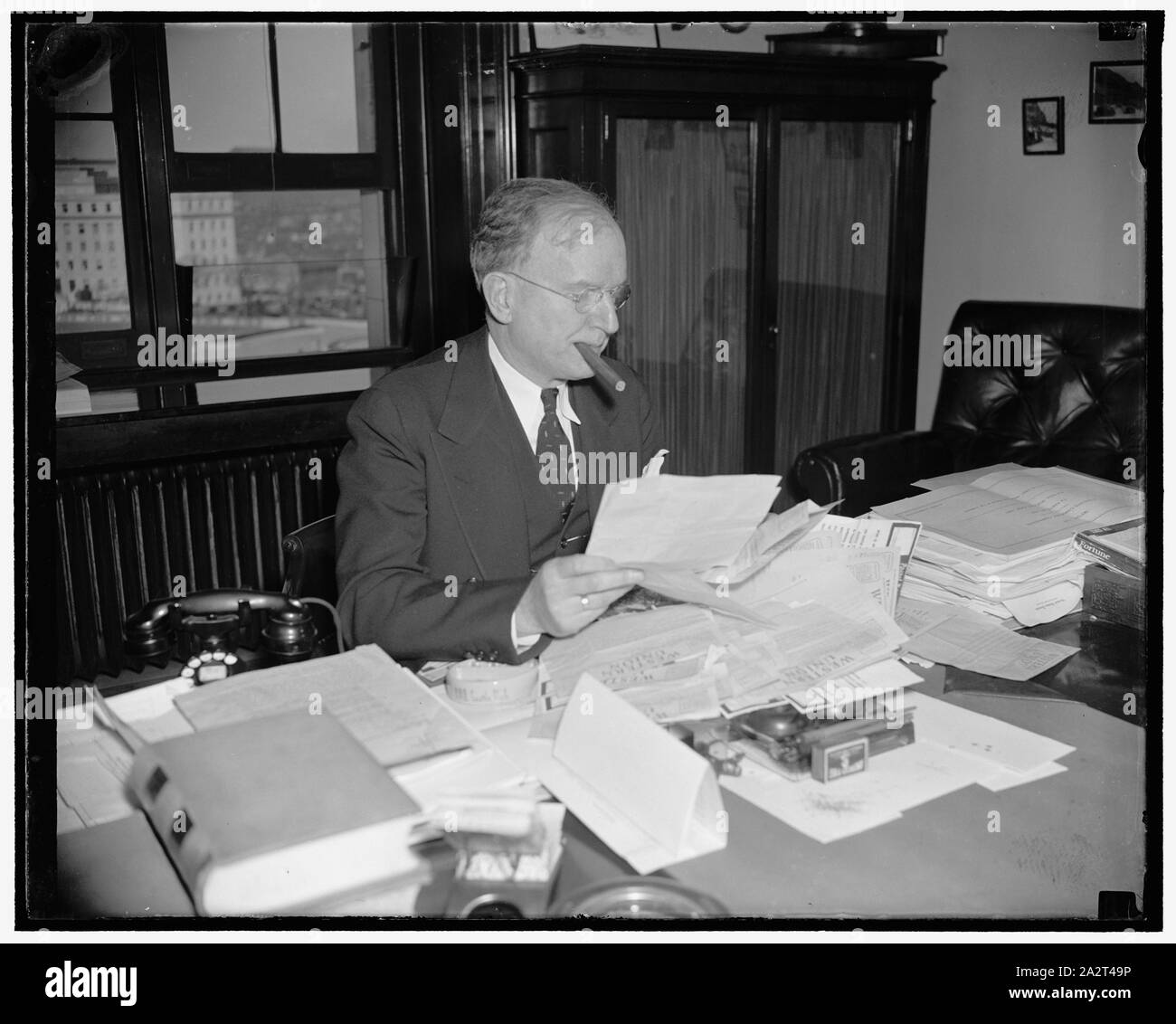 Liest protestieren gegen Reorganisation Bill. Washington, D.C., 28. Von Montana Senator Burton K. Wheeler fand seinen Schreibtisch hoch mit Telegraphischen Proteste gegen die Regierung Reorganisation Bill gestapelt, wenn er in seinem Büro in der Hauptstadt angekommen, 3/28/38 Stockfoto